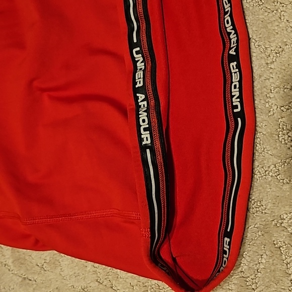 Under Armour Long Sleeve Athletic Top. Size M - Picture 6 of 8